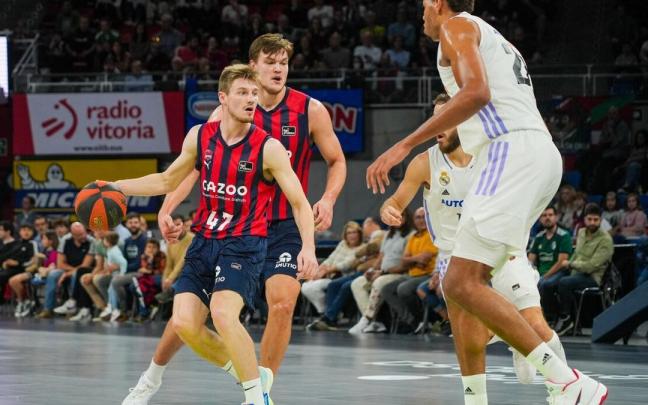 Kurucs bota el balón ante la presencia de Tavares en el partido entre el Cazoo Baskonia y el Real Madrid
