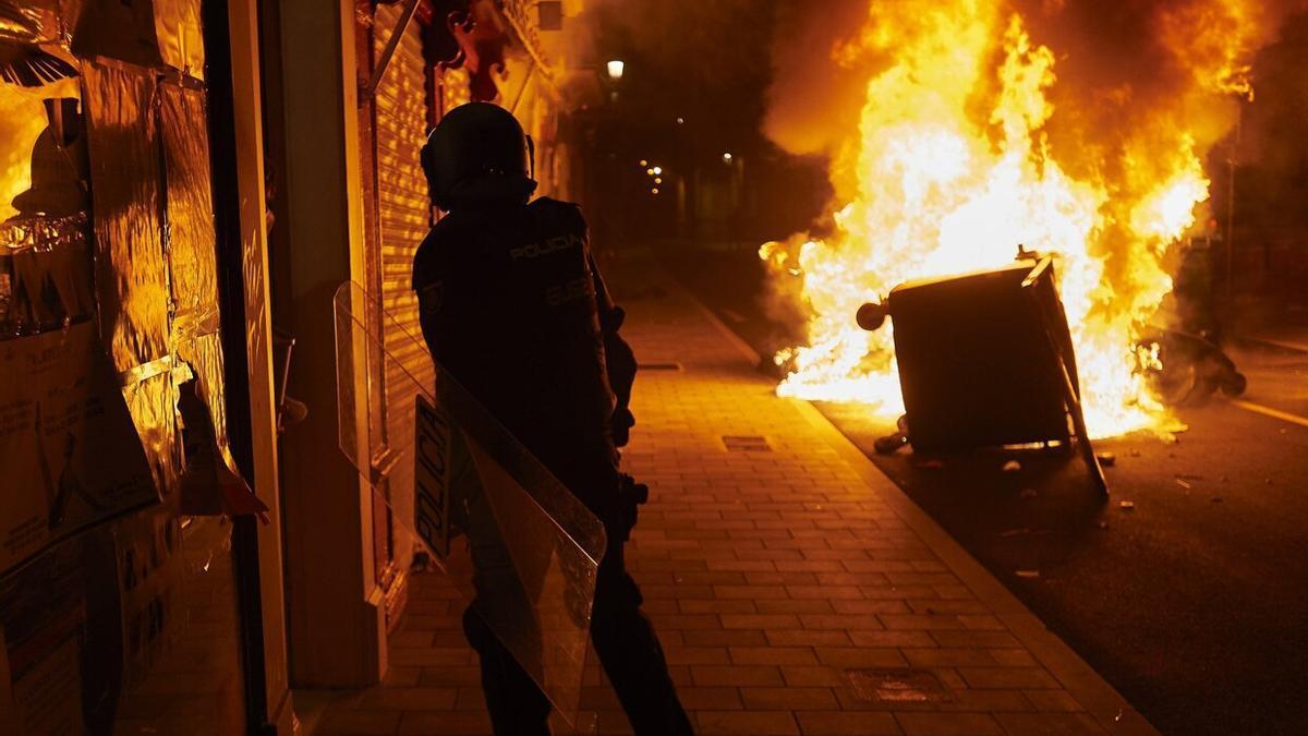 Fuego tras la manifestación en protesta por el ingreso en prisión del rapero Pablo Hasel, en febrero de 2021.