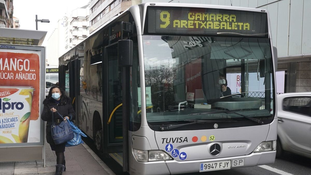 Una pasajera se apea de un transporte de Tuvisa en la calle La Paz de Vitoria.