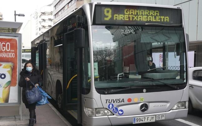 Una pasajera se apea de un transporte de Tuvisa en la calle La Paz de Vitoria.