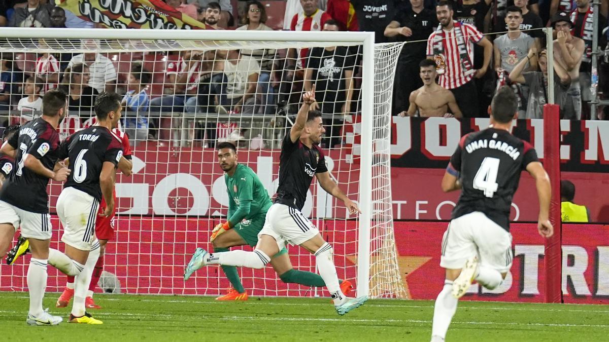 El delantero de Osasuna Kike Barja (c) celebra le gol marcado ante el Girona