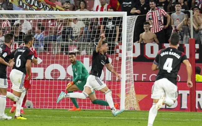 El delantero de Osasuna Kike Barja (c) celebra le gol marcado ante el Girona El delantero de Osasuna Kike Barja (c) celebra le gol marcado ante el Girona