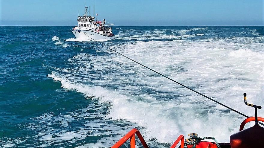 Salvamento Marítimo remolca una patera.