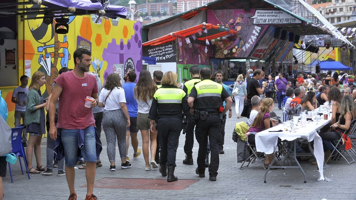 Varios agentes de la Policía Municipal de Bilbao pasean por el recinto festivo en la edición de 2018 de Aste Nagusia.
