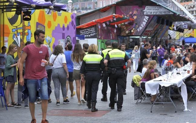 Varios agentes de la Policía Municipal de Bilbao pasean por el recinto festivo en la edición de 2018 de Aste Nagusia. Varios agentes de la Policía Municipal de Bilbao pasean por el recinto festivo en la edición de 2018 de Aste Nagusia.