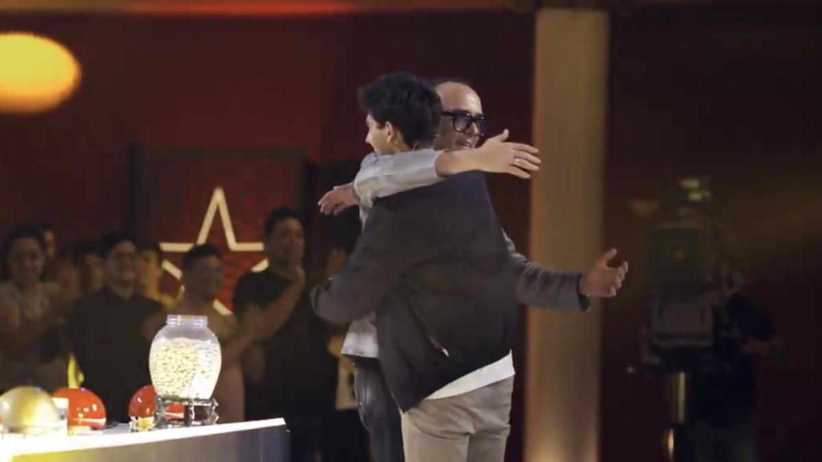 Risto Mejide abraza a Álex Ruiz tras otorgarle su pase de oro en 'Got Talent'.