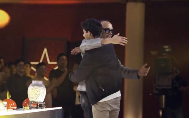 Risto Mejide abraza a Álex Ruiz tras otorgarle su pase de oro en 'Got Talent'.