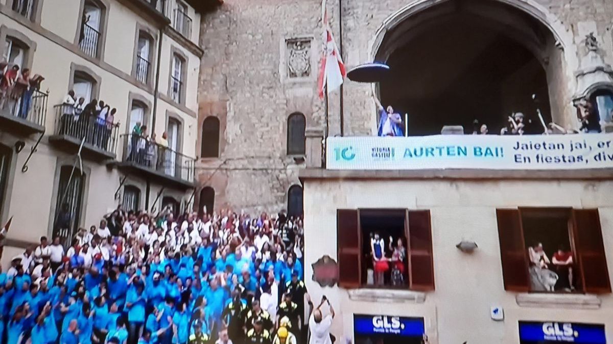 Después de 1.096 días de espera la balconada de San Miguel ha vuelto a ser el escenario donde 660 privilegiados han contemplado el mágico descenso del aldeano del Zalduondo