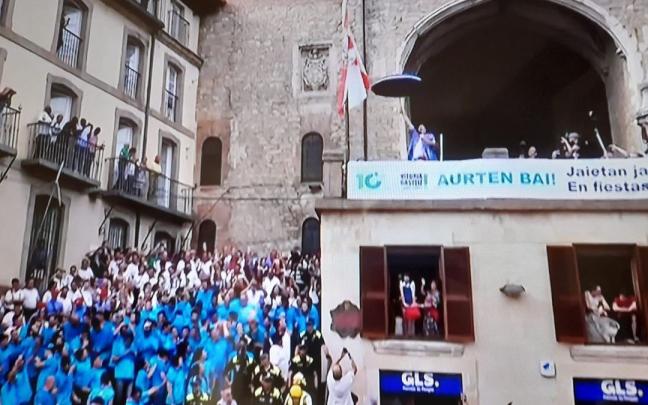 Después de 1.096 días de espera la balconada de San Miguel ha vuelto a ser el escenario donde 660 privilegiados han contemplado el mágico descenso del aldeano del Zalduondo