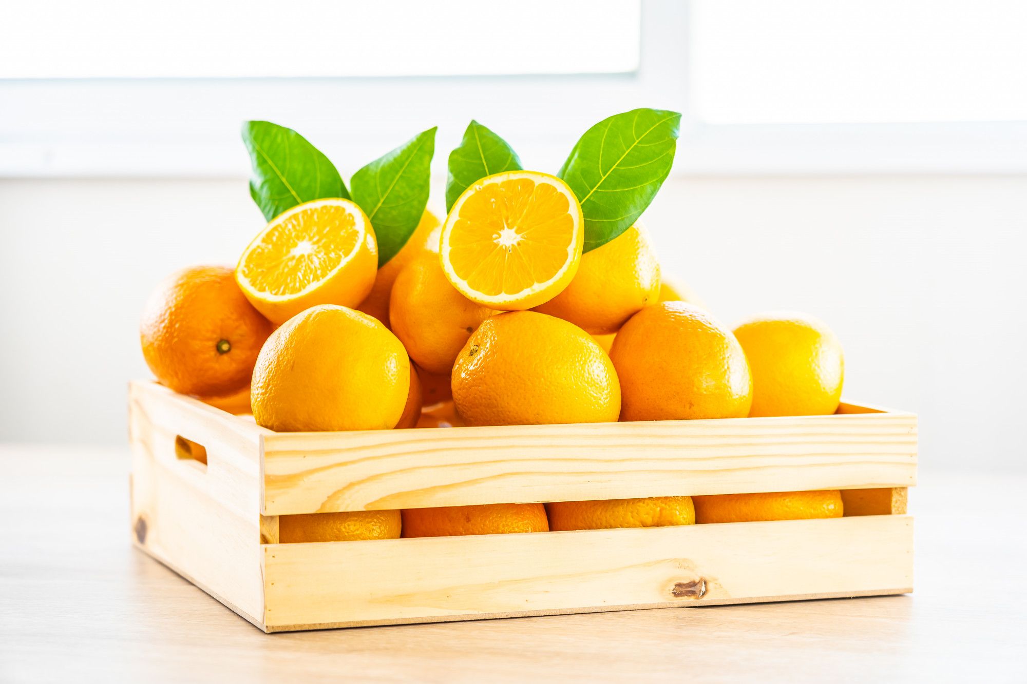 Caja de madera con naranjas.