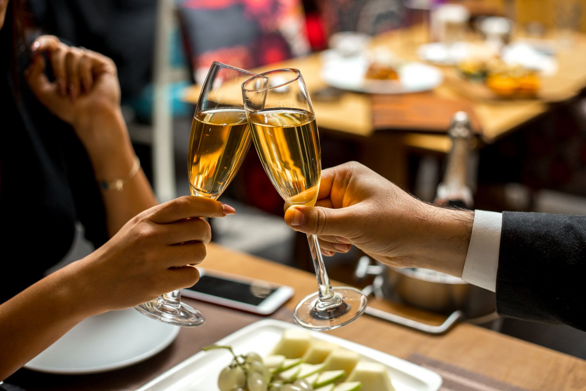 Brindis con champán durante una cena en un hotel de lujo.