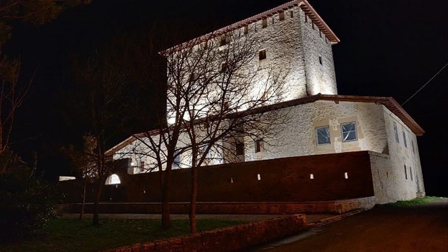 Torre de Martioda iluminada de noche