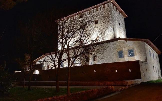 Torre de Martioda iluminada de noche