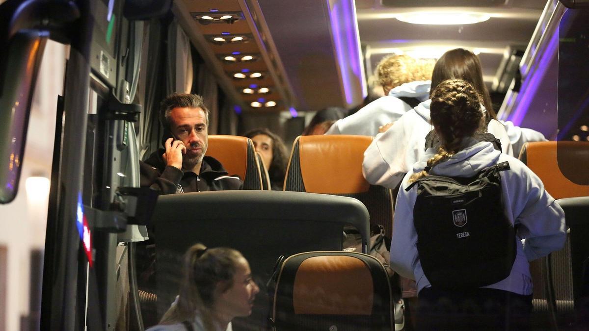El seleccionador, Jorge Vilda, en el bus con la expedición.