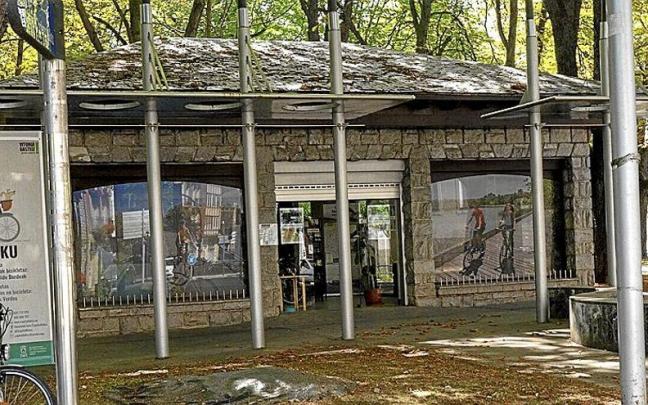 El local de la calle Cadena y Eleta se destina ahora a punto de alquiler de bicicletas para recorridos turísticos. | FOTO: ALEX LARRETXI