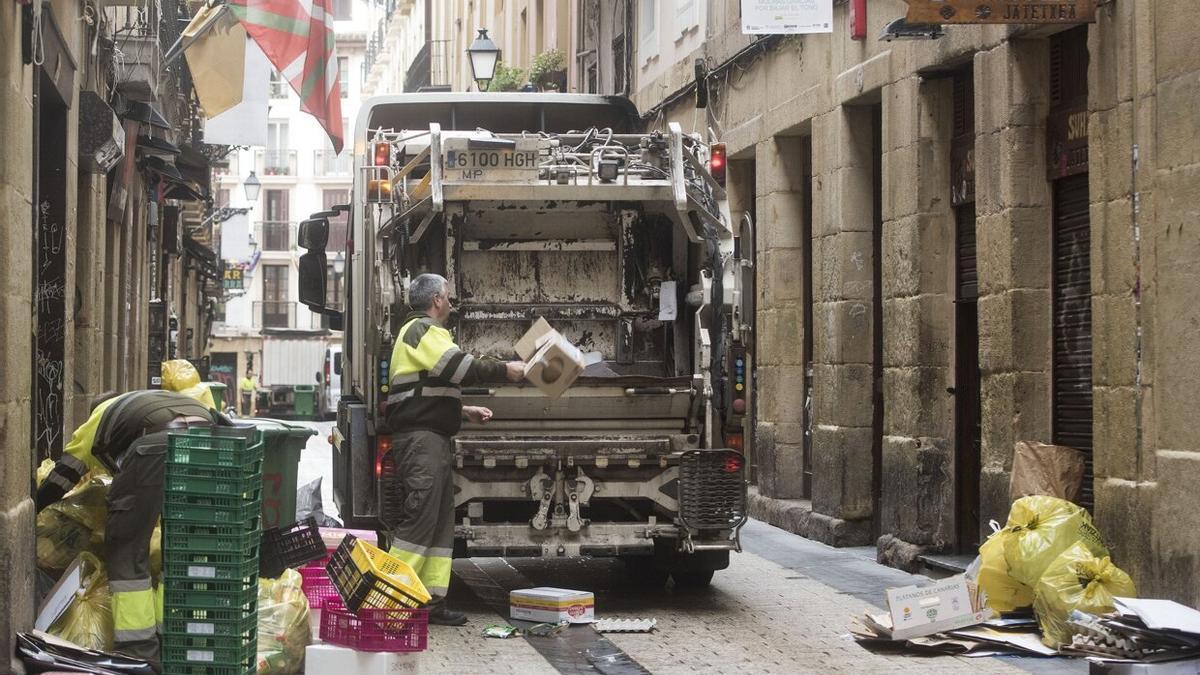 Operarios de recogida de basura trabajan en la Parte Vieja de Donostia