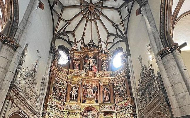 Las restauradoras, Aréchaga, Juan C. Aguillo (párroco), y Carlos García (vicario general). | FOTO: DIÓCESIS DE VITORIA