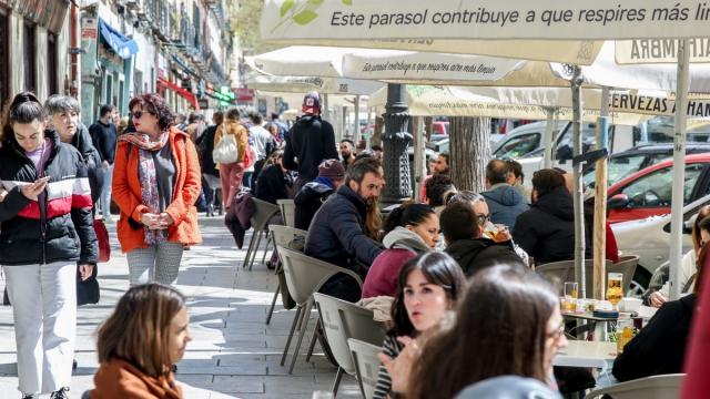Los servicios lideran la caída del paro debido al inicio de la campaña de verano.