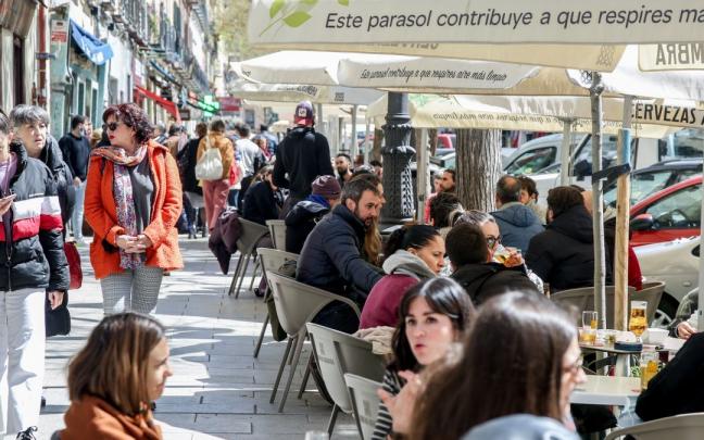Los servicios lideran la caída del paro debido al inicio de la campaña de verano.