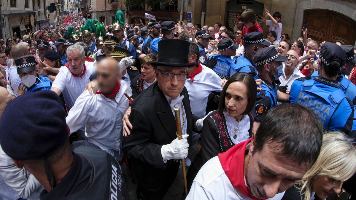 Maya, con el rostro tenso, junto la edil María Echávarri en la calle Curia.