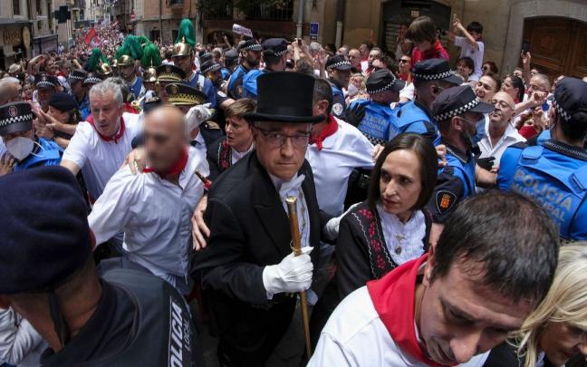 Maya, con el rostro tenso, junto la edil Mar&iacute;a Ech&aacute;varri en la calle Curia.