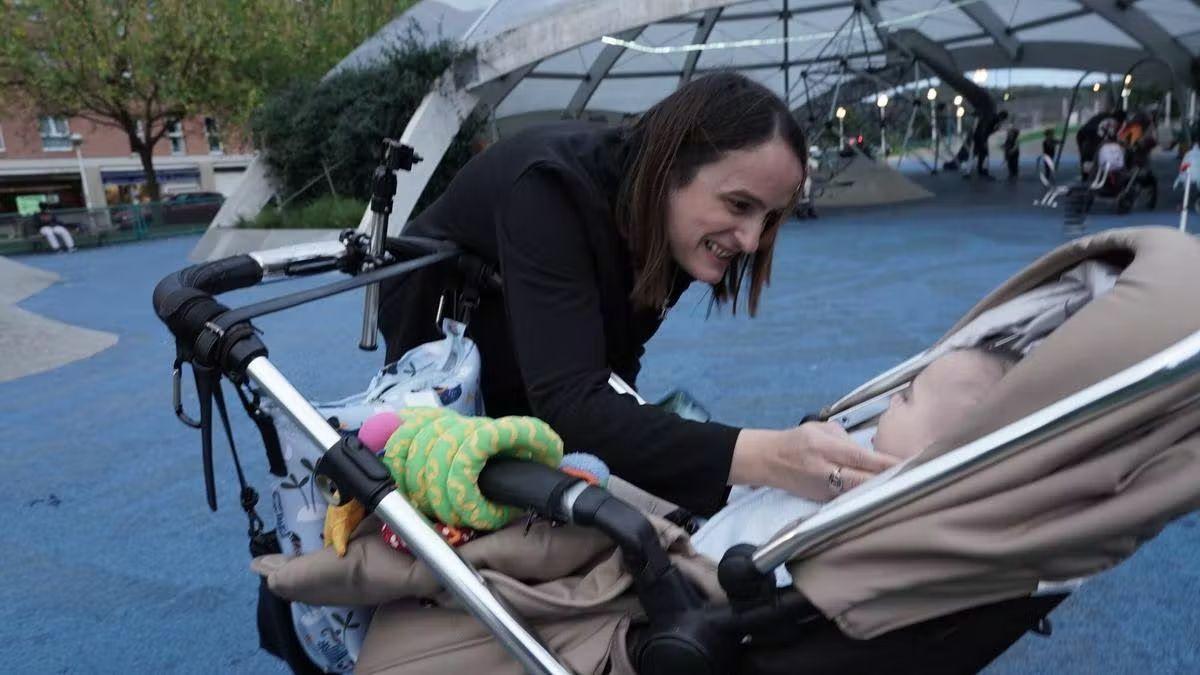 Mónica Merinero saca a pasear a su pequeñajo Carmelo al parque.