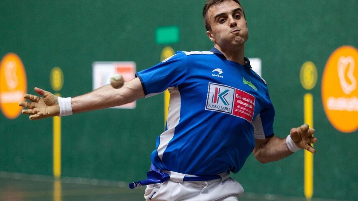 Jon Ander Peña golpea la pelota con la derecha.