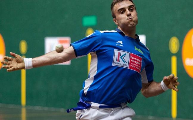 Jon Ander Peña golpea la pelota con la derecha.