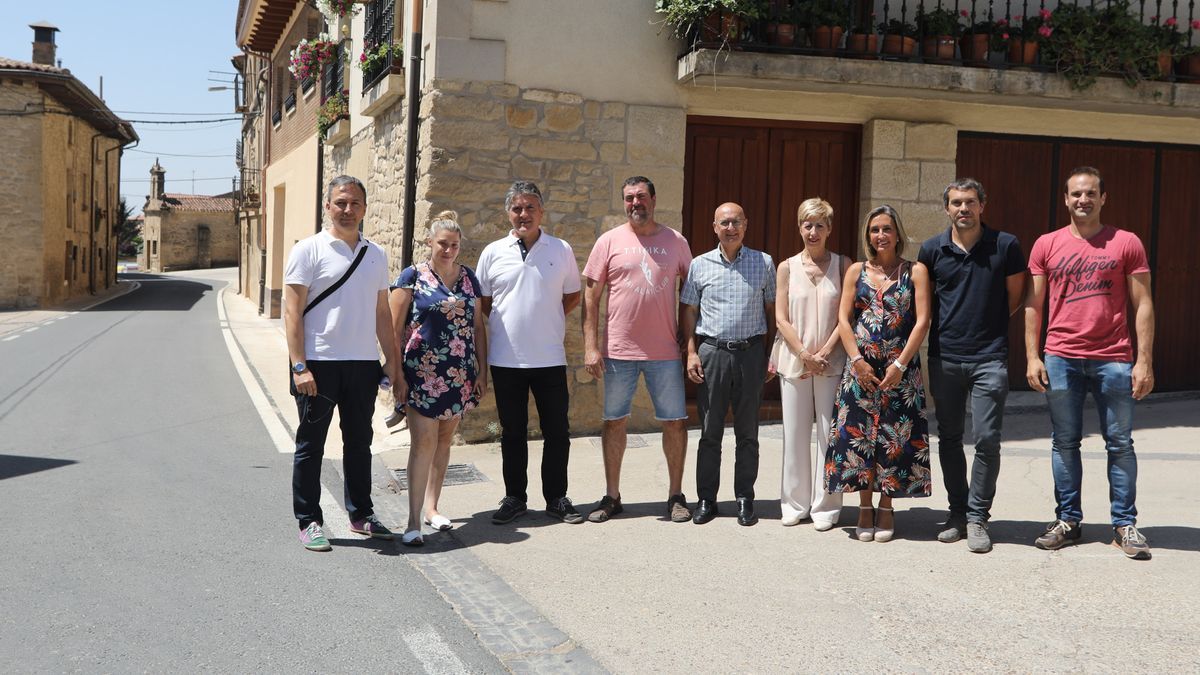 El consejero Ciriza, junto a los representantes municipales de Viana y Aras, del Servicio de Conservación de Obras Públicas y de la empresa Construcciones Osés, durante la visita a la carretera NA-7230 que acaba de rehabilitarse.