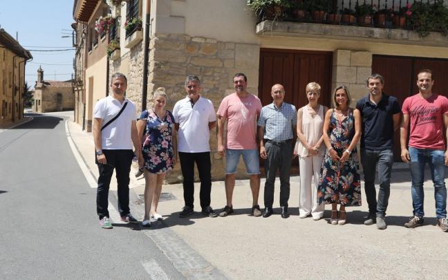 El consejero Ciriza, junto a los representantes municipales de Viana y Aras, del Servicio de Conservación de Obras Públicas y de la empresa Construcciones Osés, durante la visita a la carretera NA-7230 que acaba de rehabilitarse.