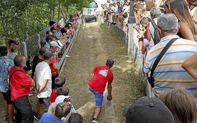 Herritarrak aisialdiaz disfrutatzen, Kalbario egunean. | ARGAZKIA: J.L.