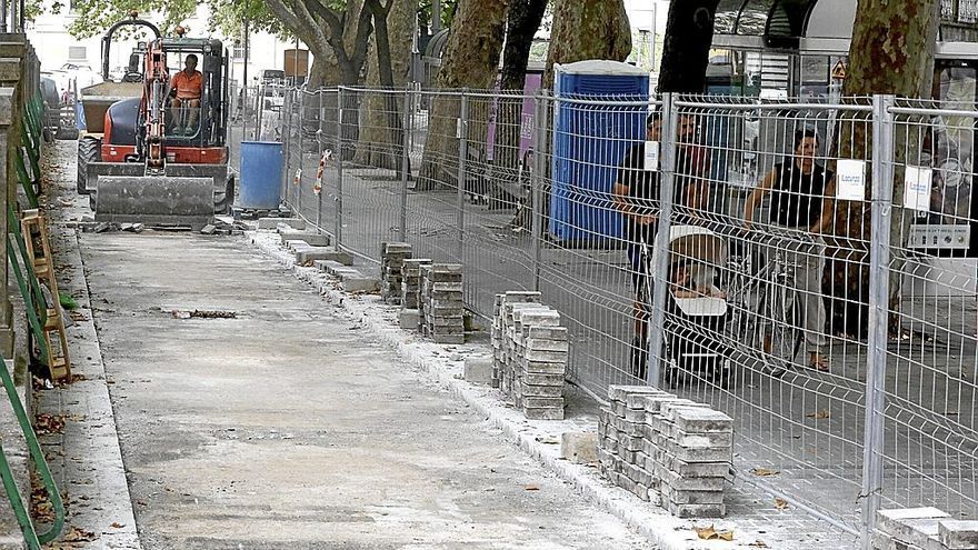 La imagen es reveladora: a la izquierda, el futuro espacio de carril bici, y a la derecha, lo que queda para el peatón.