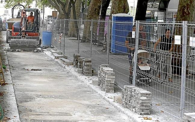 La imagen es reveladora: a la izquierda, el futuro espacio de carril bici, y a la derecha, lo que queda para el peatón. La imagen es reveladora: a la izquierda, el futuro espacio de carril bici, y a la derecha, lo que queda para el peatón.