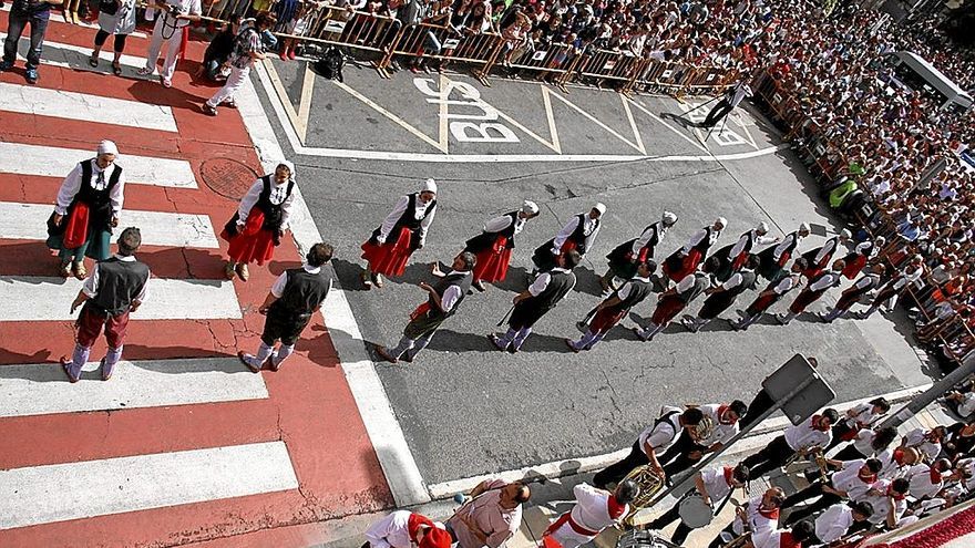 Momento del cohete de Estella-Lizarra en 2016, con los dantzaris a punto de bailar La Jota Vieja. | FOTO: J.A.