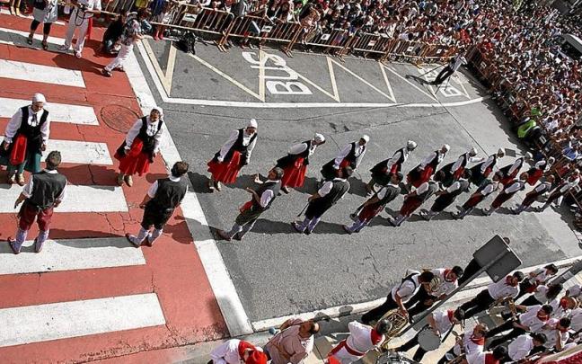 Momento del cohete de Estella-Lizarra en 2016, con los dantzaris a punto de bailar La Jota Vieja. | FOTO: J.A.