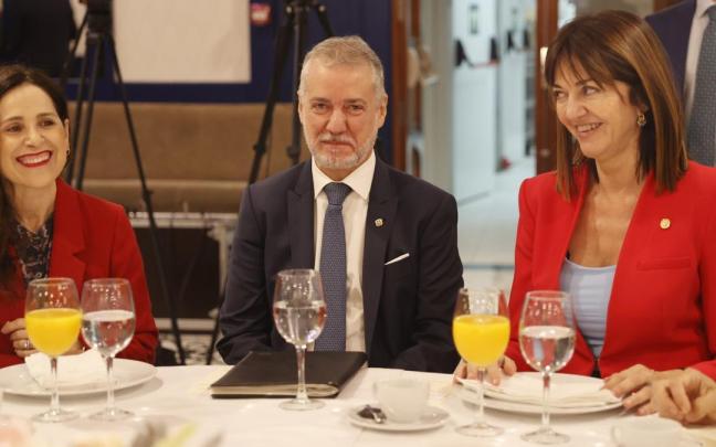 I&ntilde;igo Urkullu , acompa&ntilde;ado de Bakartxo Tejeria e Idoia Mendia, en la conferencia del F&oacute;rum Europa