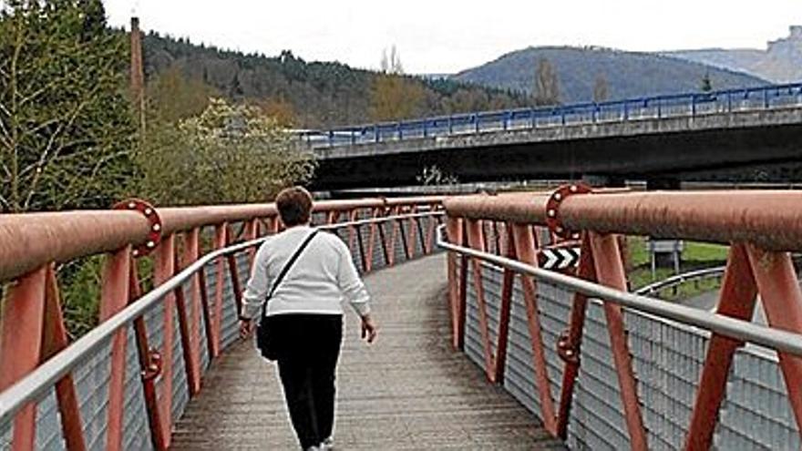 Una persona atravesando una pasarela del Parque Lineal del Nervión. | FOTO: A.O.