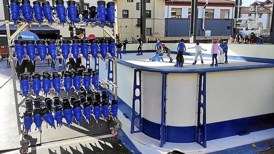 Niños se deslizan sobre hielo en 2021 en la plaza Euskadi.