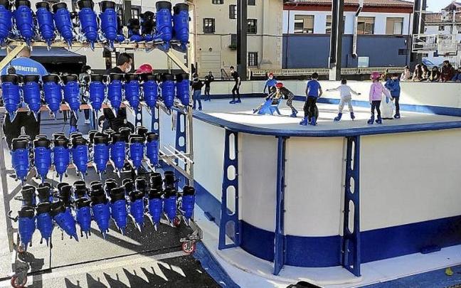 Niños se deslizan sobre hielo en 2021 en la plaza Euskadi. Niños se deslizan sobre hielo en 2021 en la plaza Euskadi.