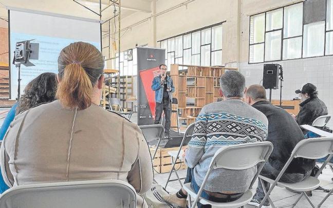 La jornada ‘Lurralde Eskola: Lurralde kooperatiboak josten’ se desarrolló en Biziola de Lazkao. | FOTO: KOOPFABRIKA La jornada ‘Lurralde Eskola: Lurralde kooperatiboak josten’ se desarrolló en Biziola de Lazkao. | FOTO: KOOPFABRIKA