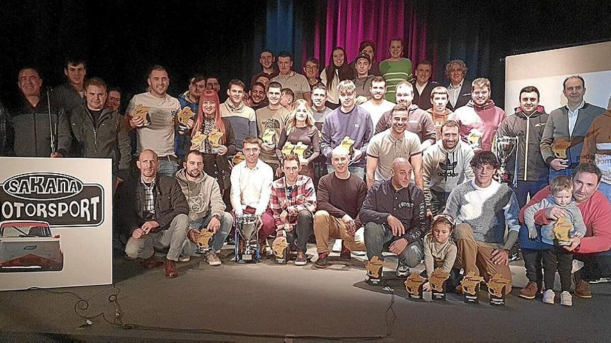 Los premiados posan en el escenario al concluir el acto.