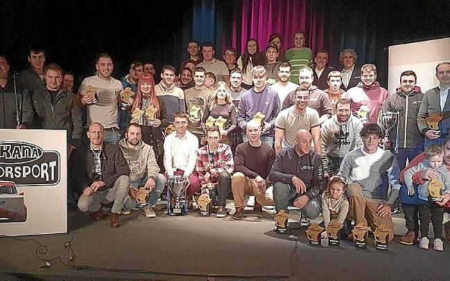 Los premiados posan en el escenario al concluir el acto. Los premiados posan en el escenario al concluir el acto.