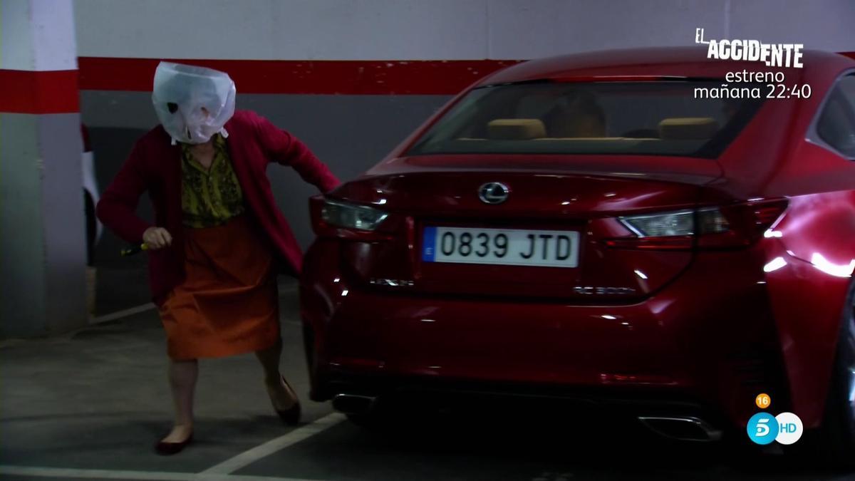 Fina Palomares, rayando un coche en 'La que se avecina'.