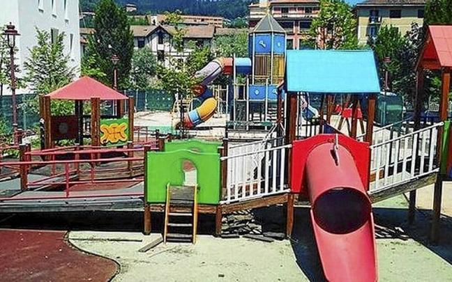 Imagen actual del parque infantil de la calle Aprendices. Imagen actual del parque infantil de la calle Aprendices.