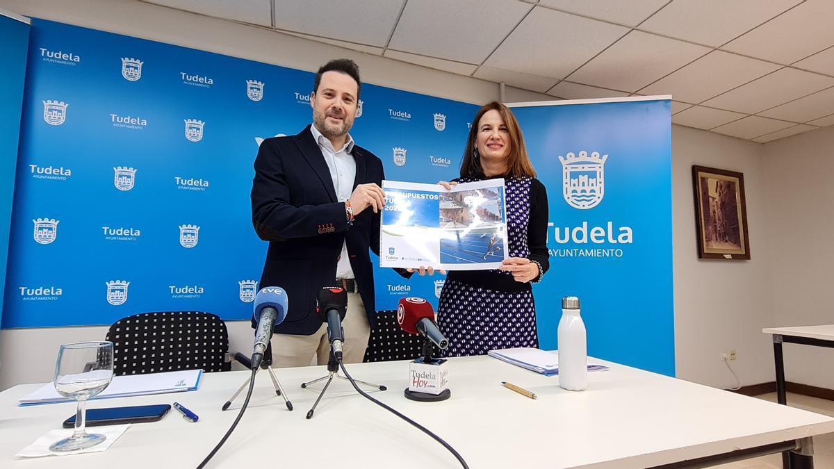 Alejandro Toquero, alcalde, e Irene Royo, edil de Hacienda, durante la presentación de los presupuestos