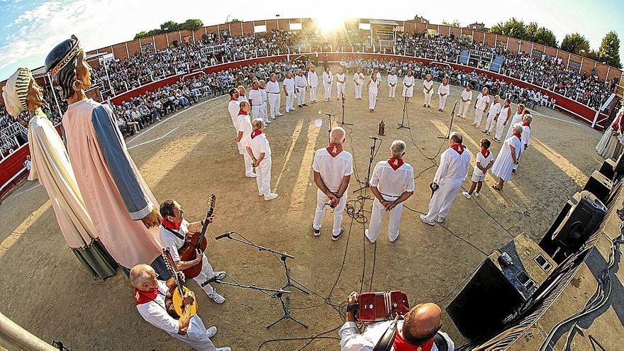 El coso taurino aglutin&oacute; en la tarde de ayer a todos los grupos culturales que dieron lo mejor de s&iacute; en un d&iacute;a muy significativo para la ciudad.