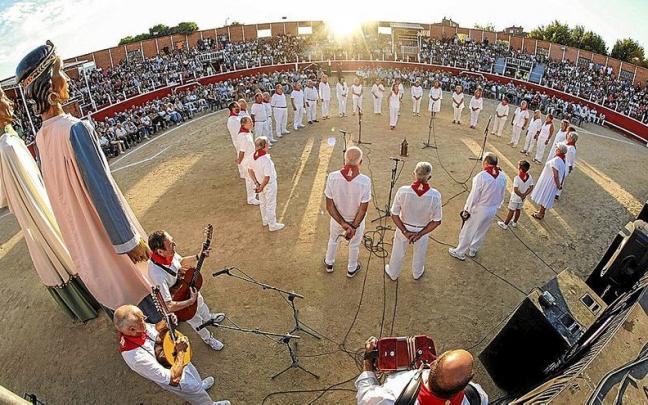 El coso taurino aglutin&oacute; en la tarde de ayer a todos los grupos culturales que dieron lo mejor de s&iacute; en un d&iacute;a muy significativo para la ciudad.
