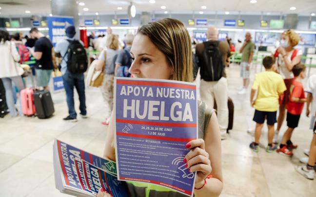 Trabajadora de Ryanair. Trabajadora de Ryanair.