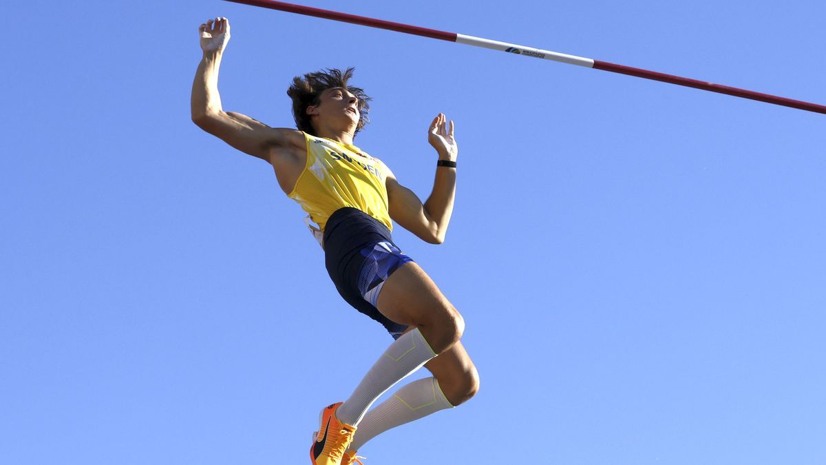 Duplantis logró su nuevo récord al segundo intento.