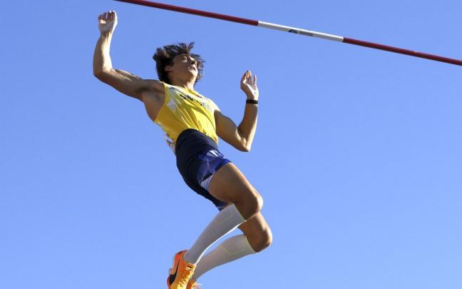 Duplantis logr&oacute; su nuevo r&eacute;cord al segundo intento.